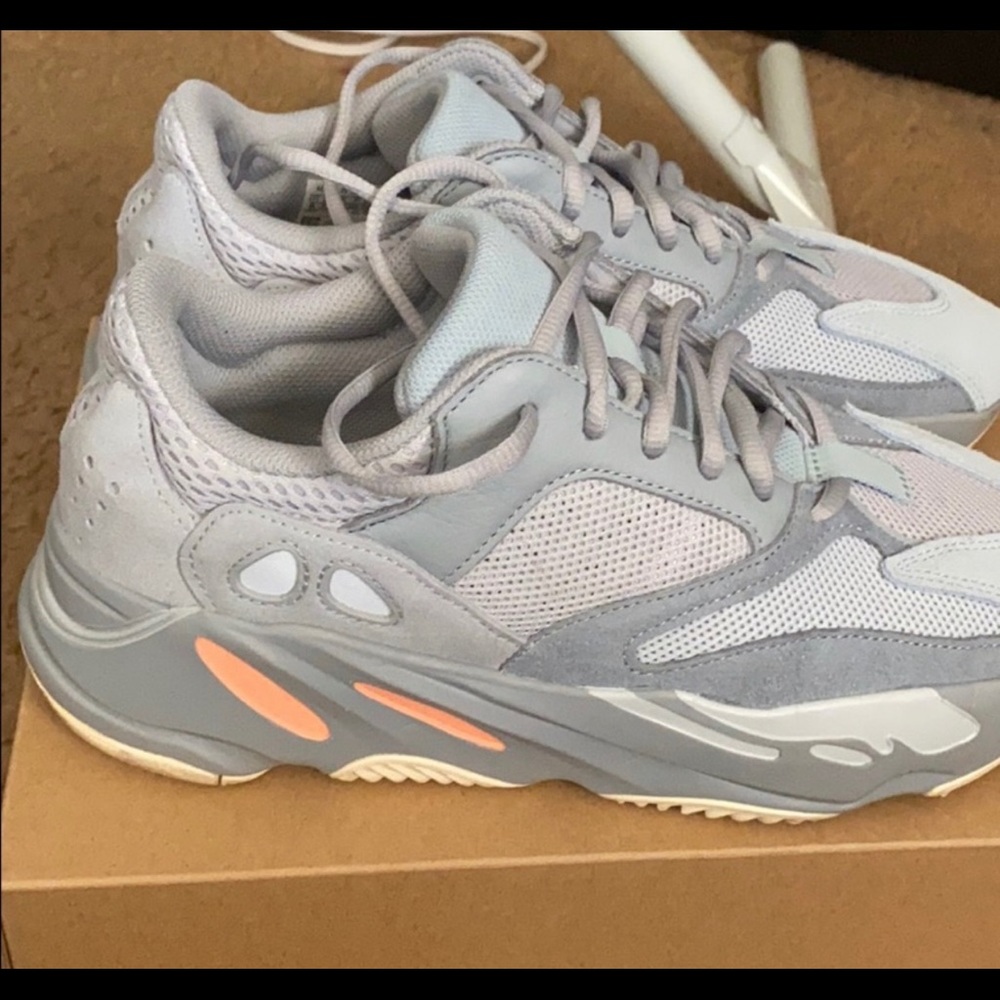 Yeezy 700 - Picture 3 of 5